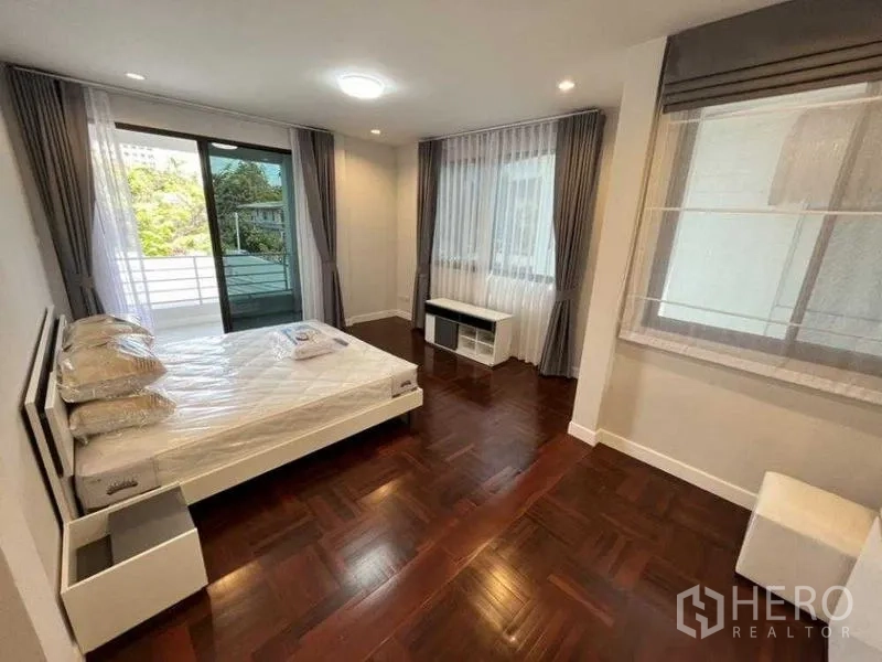 独立式住宅 出租在Phaya Thai, Bangkok - 转角主卧，大窗帘幕，连接阳台。