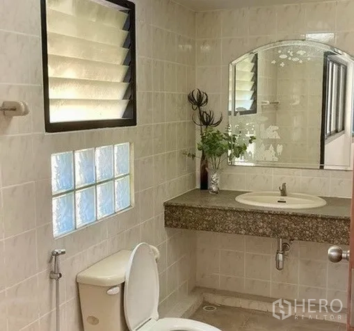 สำนักงานที่บ้าน ให้เช่าในKhlong Toei, Bangkok - ห้องน้ำกระเบื้อง กระจกบานใหญ่ หน้าต่างบล็อกแก้ว และเคาน์เตอร์อ่าง