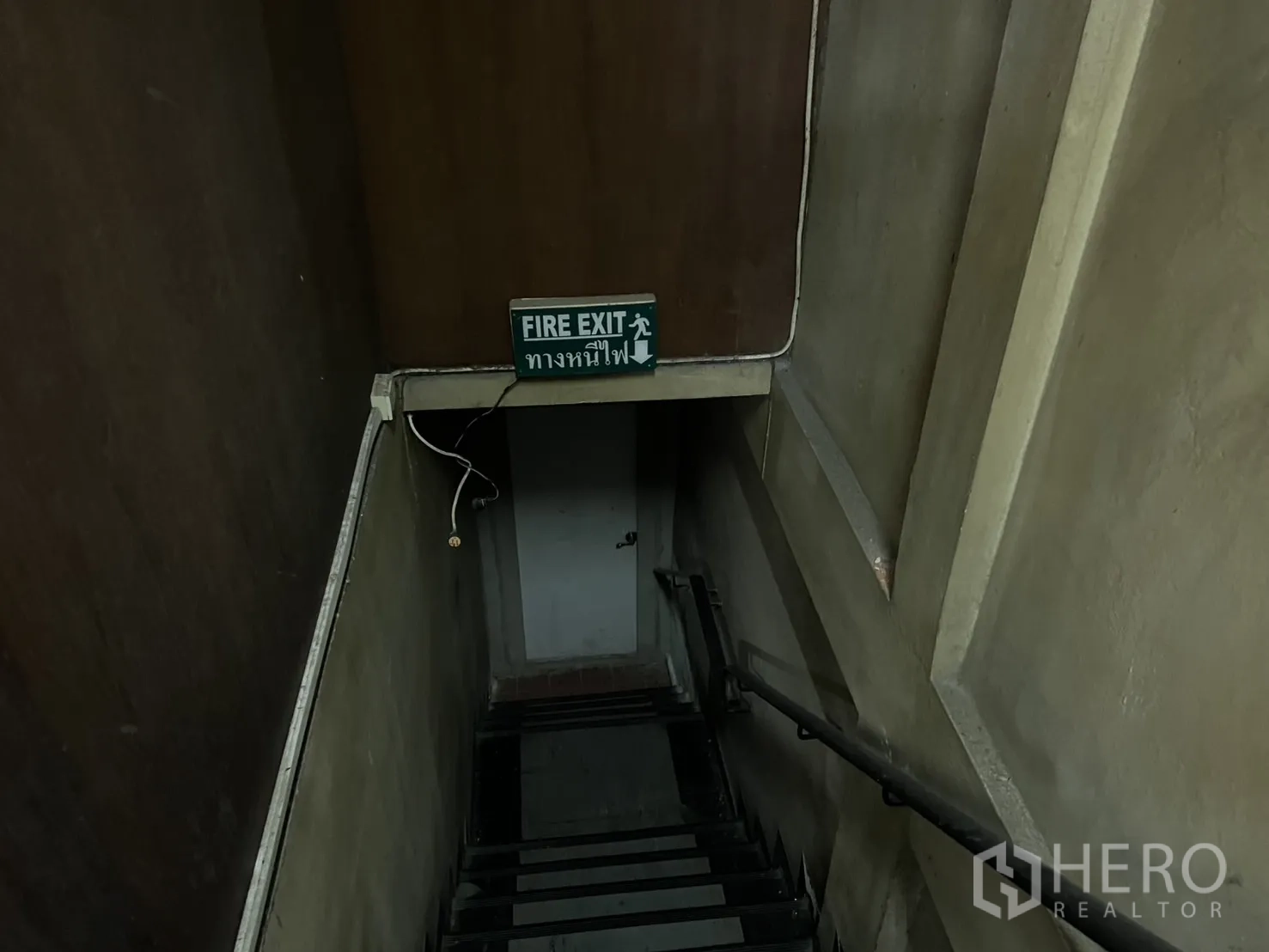พื้นที่ขายปลีก ให้เช่าในKhlong Toei, Bangkok - บันไดทางหนีไฟพร้อมราวจับและป้ายบอกทาง