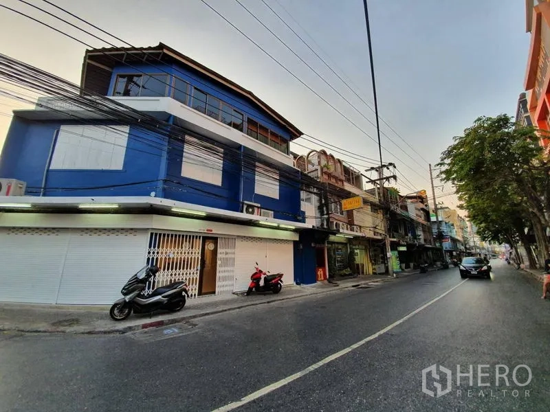 Shophouse for rent in Sathon, Bangkok - Exterior of a blue corner shophouse on Sathorn Road with wide street frontage near BTS.
