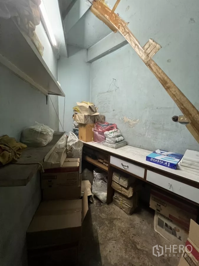 店屋 出租在Watthana, Bangkok - 储物间，内置书桌、层架和纸箱