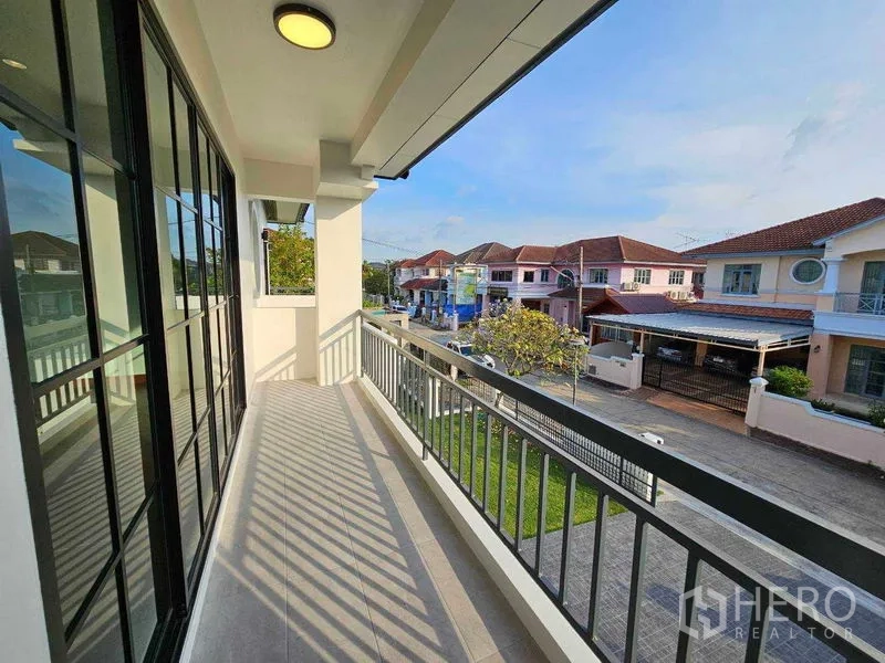 Detached House for sale in Thanyaburi, Pathum Thani - Second-floor balcony with metal railing overlooking a quiet neighborhood.