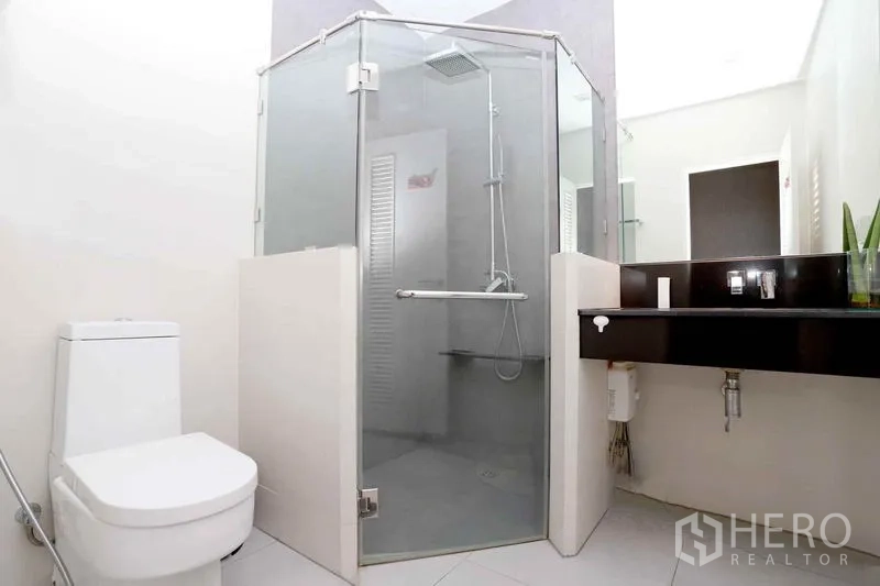 คอนโด ให้เช่าในKhlong San, Bangkok - ห้องน้ำสะอาดพร้อมตู้ชาวเวอร์กระจก เคาน์เตอร์อ่างล้างหน้า และโถสุขภัณฑ์