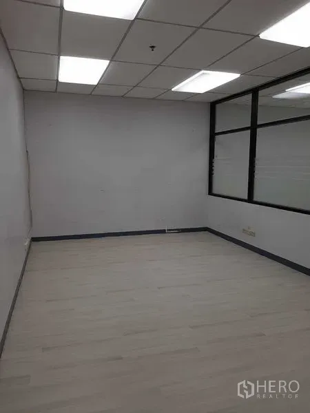 สำนักงาน ให้เช่าในKhlong Toei, Bangkok - ห้องประชุมส่วนตัว กั้นกระจก พร้อมไฟฝ้าเพดาน