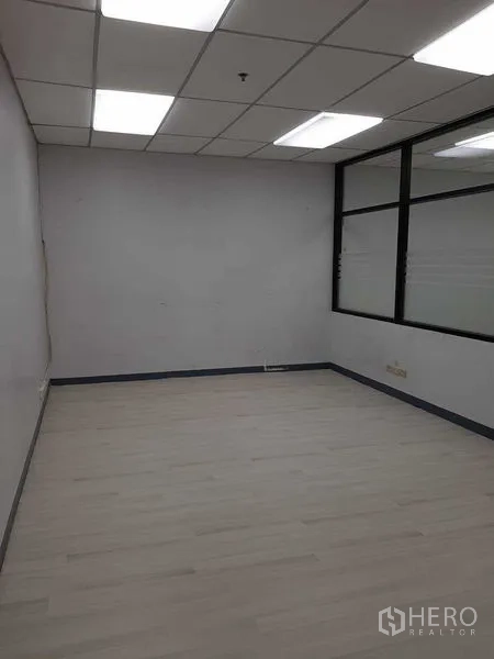 สำนักงาน ให้เช่าในKhlong Toei, Bangkok - ห้องประชุมส่วนตัว กั้นกระจก พร้อมไฟฝ้าเพดาน