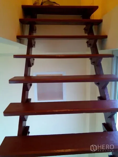 อาคารพาณิชย์ ให้เช่าในPhra Khanong, Bangkok - บันไดไม้ขั้นลอยขึ้นสู่ชั้นลอยภายในตึกแถว