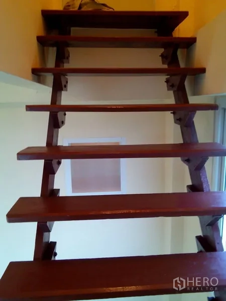 อาคารพาณิชย์ ให้เช่าในPhra Khanong, Bangkok - บันไดไม้ขั้นลอยขึ้นสู่ชั้นลอยภายในตึกแถว