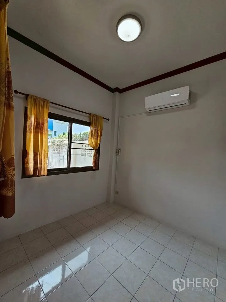 สำนักงานที่บ้าน for rent in Wang Thonglang, Bangkok - ห้องนอนขนาดกะทัดรัดปูกระเบื้อง มีผ้าม่านและแอร์ติดผนัง