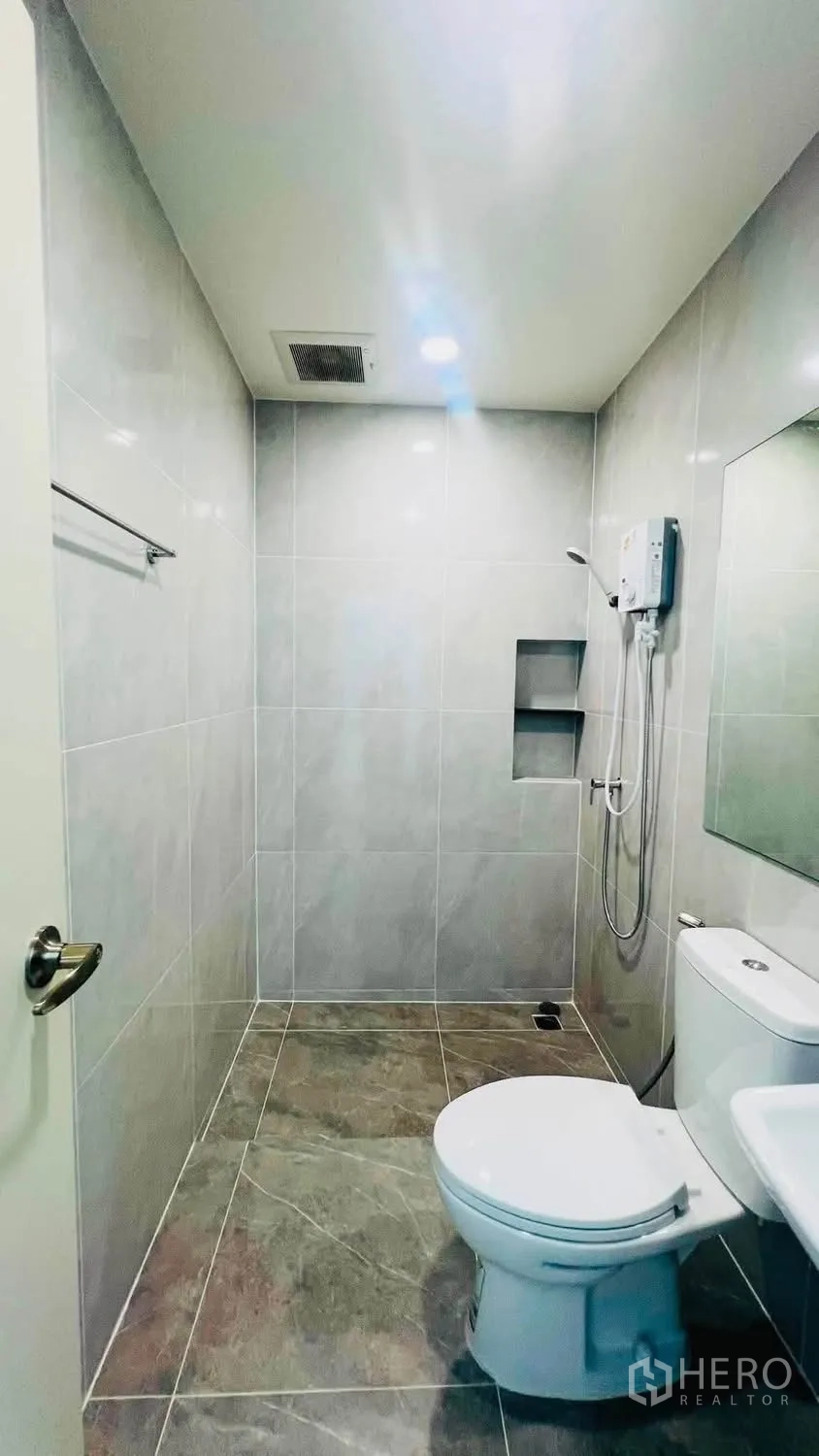 ทาวน์เฮาส์ for rent in Bang Phli, Samut Prakan - ห้องน้ำสมัยใหม่ ฝักบัวเครื่องทำน้ำอุ่น กระเบื้องสีเทา