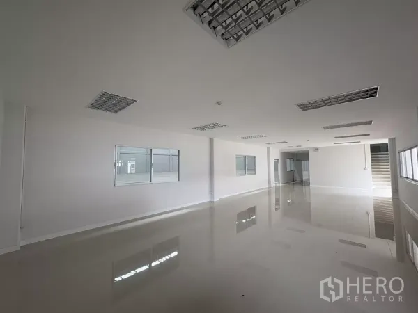 โรงงาน ให้เช่าในBang Phli, Samut Prakan - พื้นที่สำนักงานชั้นล่างสว่าง พื้นกระเบื้องเงาและหน้าต่างรอบด้าน