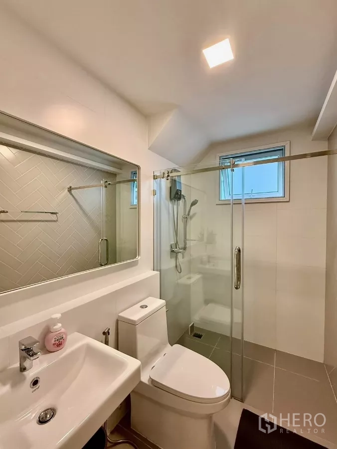 Detached House for rent in Bang Phli, Samut Prakan - Compact bathroom with glass shower, vanity and modern fixtures.