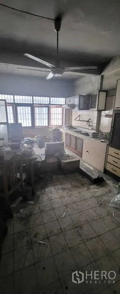 อาคารพาณิชย์ ให้เช่าในKhlong Toei, Bangkok - ครัวเก่าปูกระเบื้อง มีตู้บิลท์อิน พัดลมเพดาน และช่องแสง ต้องการรีโนเวท