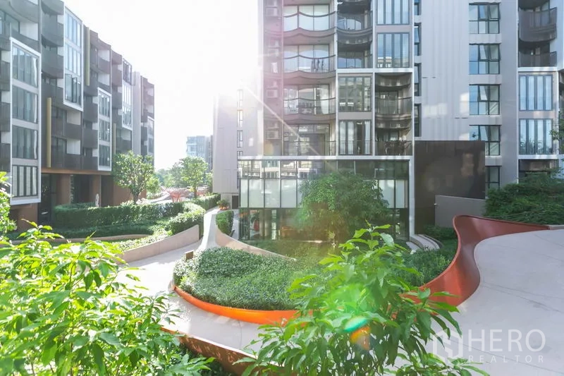คอนโด ให้เช่าในWatthana, Bangkok - อาคารคอนโดโลว์ไรส์พร้อมสวนส่วนกลาง และทางเดินแลนด์สเคปเขียวชอุ่ม