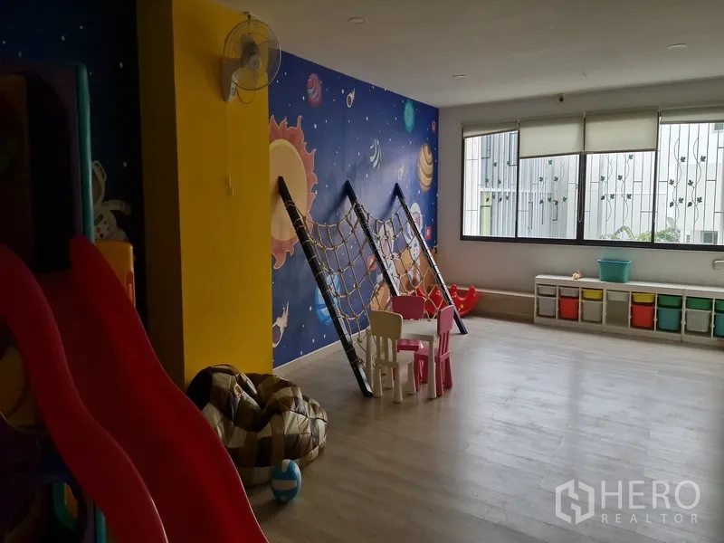 คอนโด ให้เช่าในWatthana, Bangkok - ห้องเด็กเล่นส่วนกลางพร้อมสไลเดอร์ ตาข่ายปีน และภาพวาดสีสัน