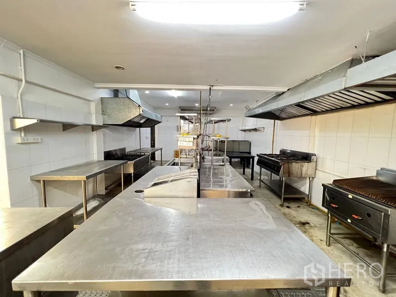 零售空间 出租在Bangkok - 商用厨房，不锈钢台面、排烟罩与烧烤炉。