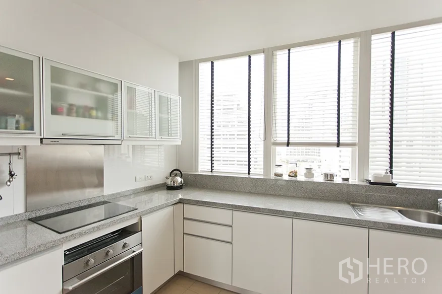 คอนโด ให้เช่าในKhlong Toei, Bangkok - ครัวแยกแบบ U-Shape ตู้สีขาว เคาน์เตอร์หินแกรนิต หน้าต่างบานใหญ่