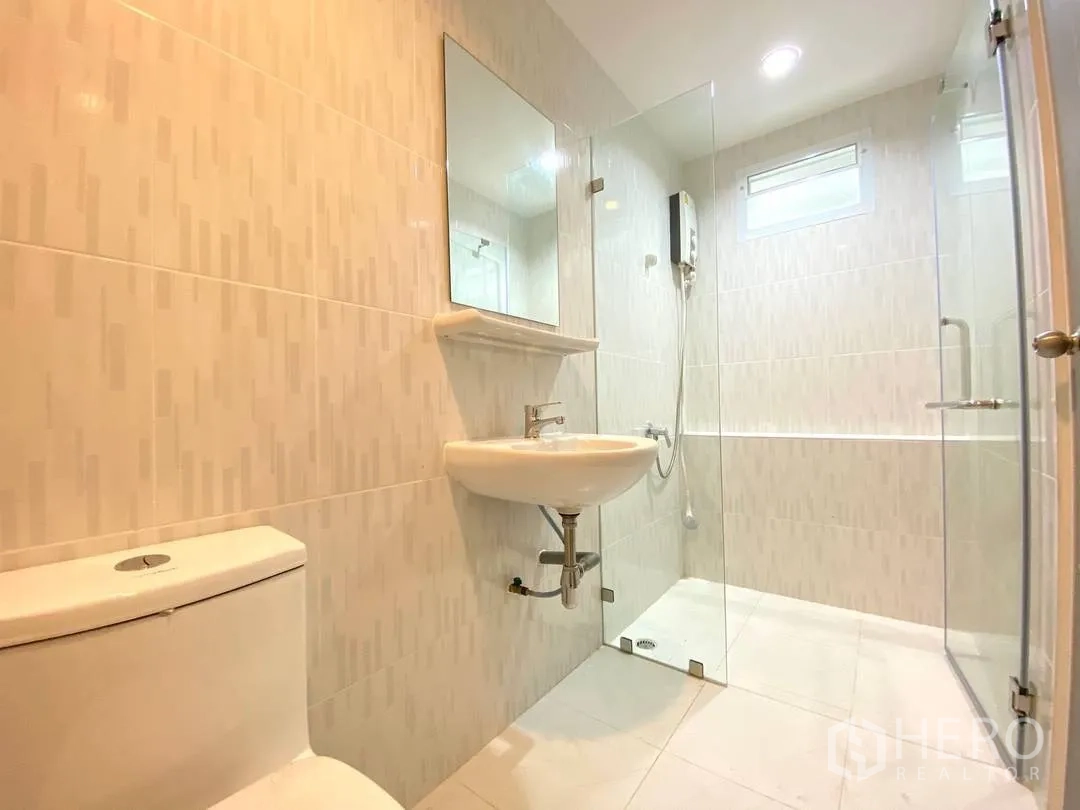 บ้านเดี่ยว for rent in Suan Luang, Bangkok - ห้องน้ำพร้อมตู้กระจกกั้นอาบน้ำ อ่างล้างหน้า และโถสุขภัณฑ์