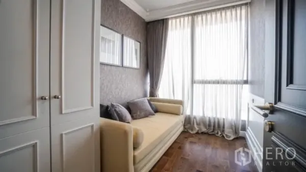 คอนโด ให้เช่าหรือขายในKhlong Toei, Bangkok - ห้องทำงานหรือห้องนอนเล็ก โซฟาเดย์เบด หน้าต่างสูงเต็มบานและตู้เสื้อผ้า