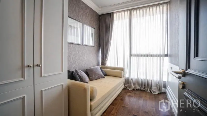 คอนโด ให้เช่าหรือขายในKhlong Toei, Bangkok - ห้องทำงานหรือห้องนอนเล็ก โซฟาเดย์เบด หน้าต่างสูงเต็มบานและตู้เสื้อผ้า