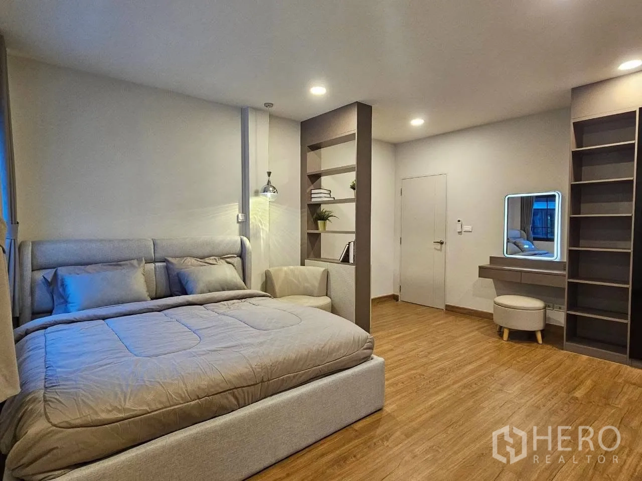 独栋房屋 for rent or sale in Bang Phli, Samut Prakan - 宽敞卧室，特大床、开放式隔断层架与梳妆台。