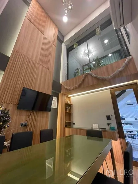 สำนักงานที่บ้าน ให้เช่าหรือขายในBang Kapi, Bangkok - ห้องประชุมผนังไม้ติดทีวี มีชั้นลอยมองลงมา