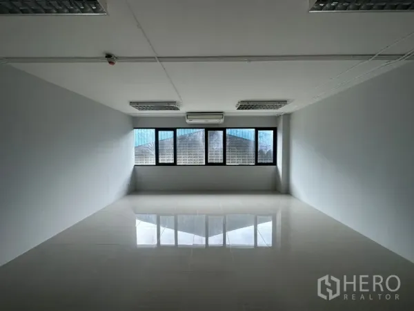 สำนักงาน ให้เช่าในBang Phli, Samut Prakan - สำนักงานขนาด 45 ตร.ม. สว่าง พื้นกระเบื้องเงา หน้าต่างบานกว้าง ไฟฝังฝ้า และเครื่องปรับอากาศ