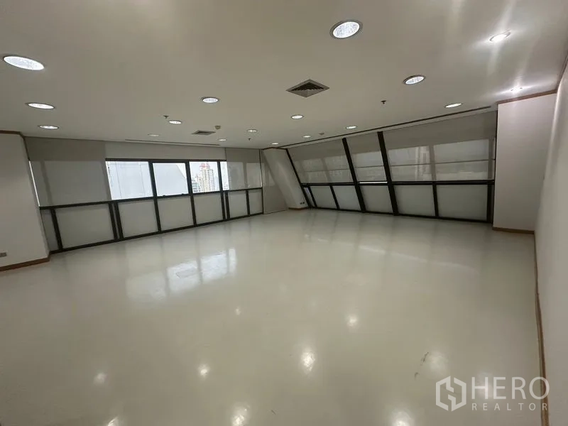 สำนักงาน ให้เช่าในPhaya Thai, Bangkok - พื้นที่ทำงานเปิดโล่งกว้าง มีไฟฝังฝ้าและหน้าต่างเอียงรับวิวเมือง