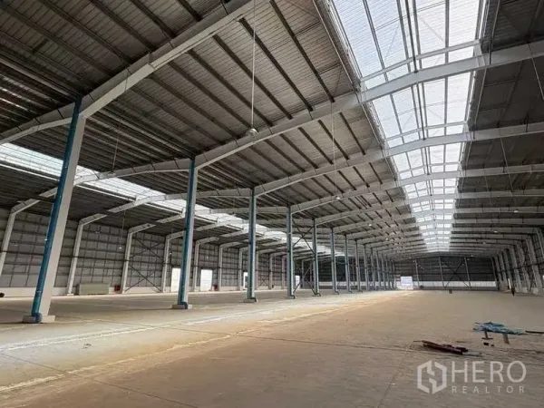 โรงงาน ให้เช่าในRayong - ภายในโกดังขนาดใหญ่ หลังคาสูงมีช่องแสงและพื้นที่ผลิตโล่ง