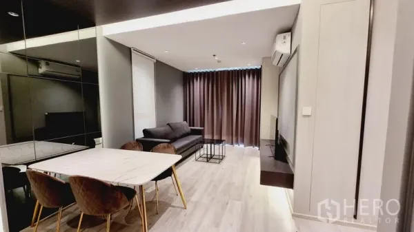 คอนโด ขายในWatthana, Bangkok - ห้องนั่งเล่นแบบเปิดโล่งพร้อมโซฟาเข้ามุม ชุดโต๊ะทานอาหาร และผ้าม่านสูงจรดพื้น