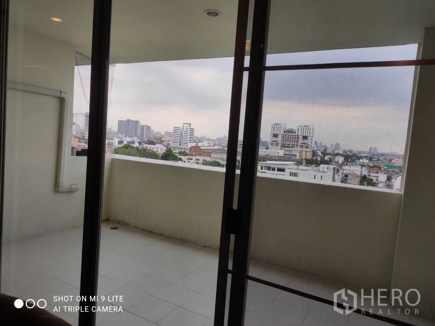 อพาร์ทเมนท์ ให้เช่าในWatthana, Bangkok - ระเบียงกว้างแบบมีหลังคา เห็นวิวเมือง ผ่านประตูกระจกบานเลื่อน