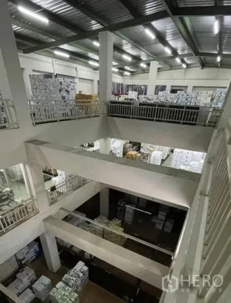 คลังสินค้า ขายในBangkok Yai, Bangkok - พื้นที่เก็บของแบบหลายชั้นพร้อมชั้นลอย เพดานสูง มีราวกันตก