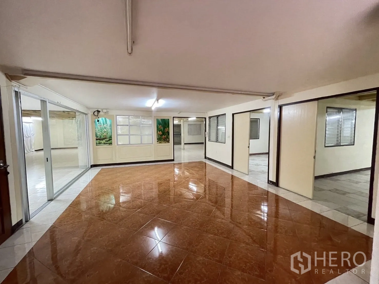 货栈 出租在Lat Phrao, Bangkok - 接待区铺亮面地砖，带推拉门并连接多间房。