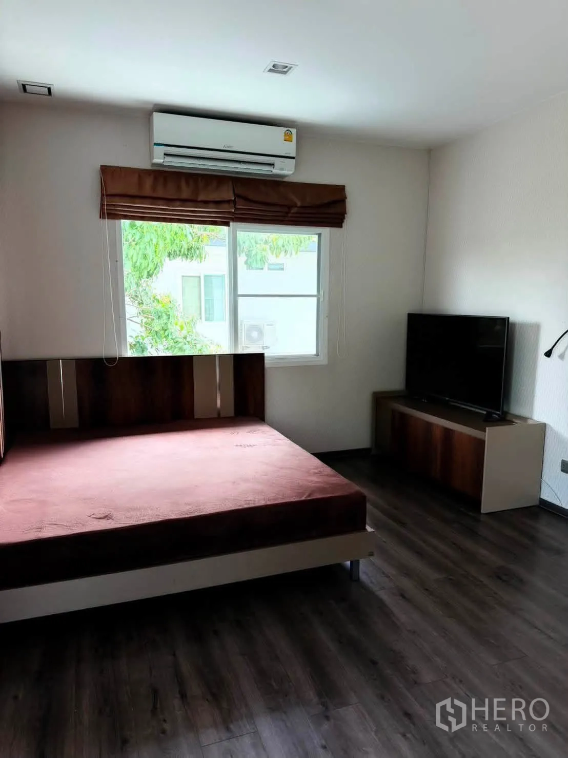 Detached House for rent in Bang Phli, Samut Prakan - Bedroom with air conditioner, bed base, and TV cabinet.