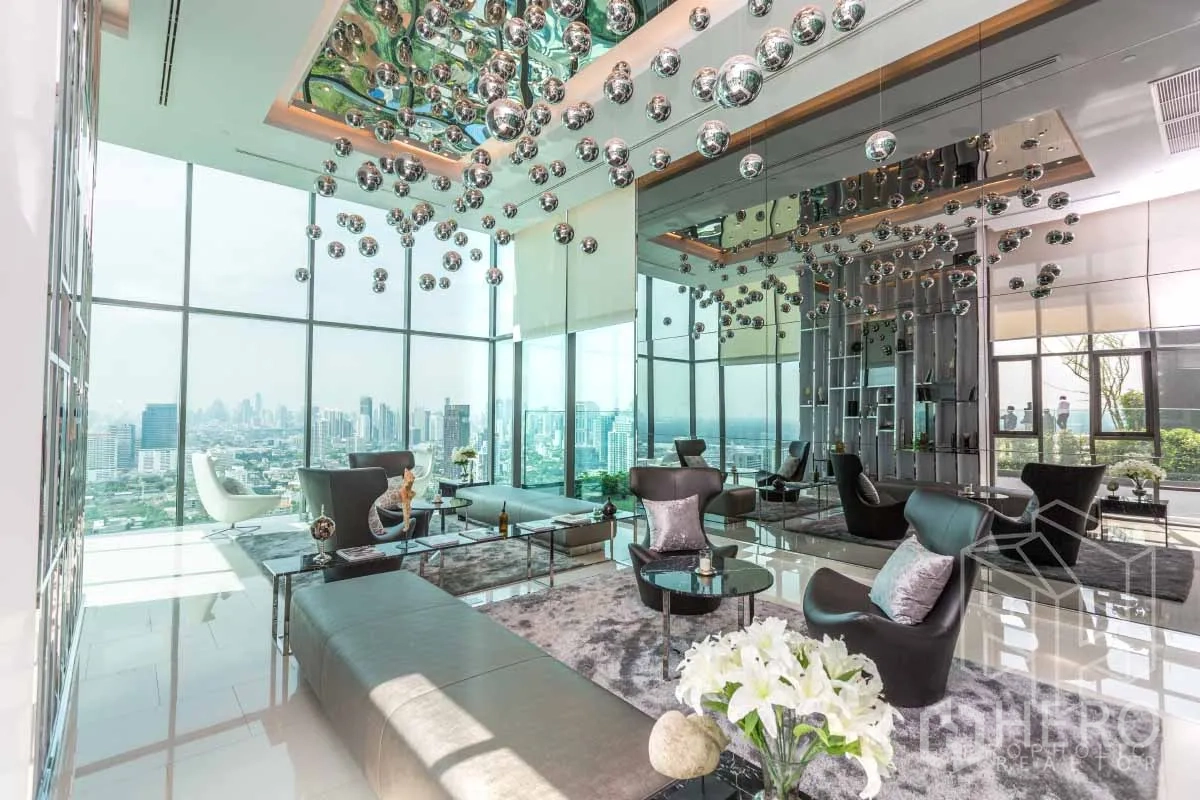 公寓 出租在Khlong Toei, Bangkok - 空中会客厅，落地窗与镜面天花艺术，俯瞰曼谷全景。