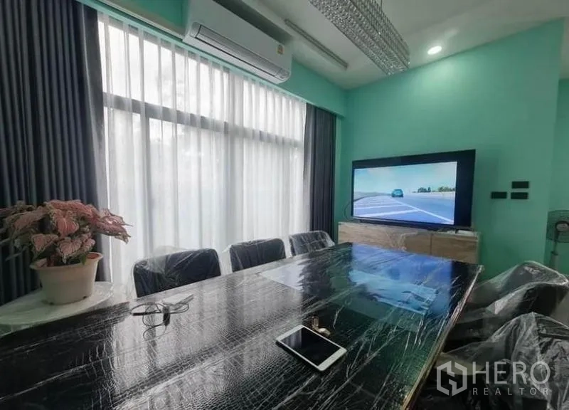 บ้าน ขายในSai Mai, Bangkok - มุมใกล้ของห้องรับประทานอาหาร โต๊ะยาว ตู้ทีวี และแอร์แบบสปลิต