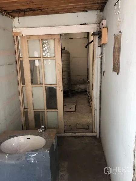 零售空间 出租在Khlong Toei, Bangkok - 后勤区带推拉玻璃门，通往后室并设洗手盆。