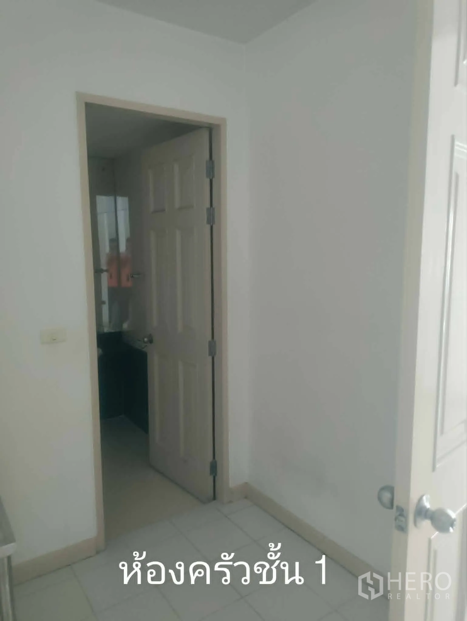 Home Office for rent in Lat Phrao, Bangkok - Ground-floor kitchen with tiled floor and doorway.