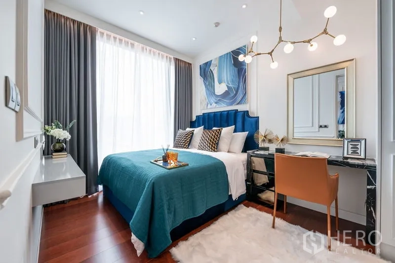 คอนโด ให้เช่าในWatthana, Bangkok - ห้องนอนสว่างโล่ง หน้าต่างบานใหญ่ โต๊ะเครื่องแป้ง และพรมขนนุ่มสีขาว