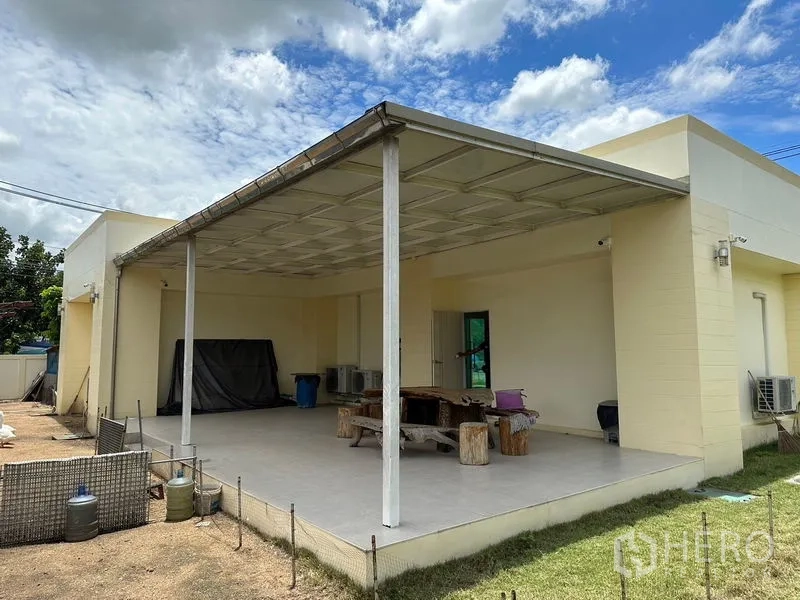 สำนักงาน ให้เช่าในPathum Thani - ระเบียงมีหลังคาด้านหลัง ใช้เป็นพื้นที่โหลดของหรือพักผ่อน