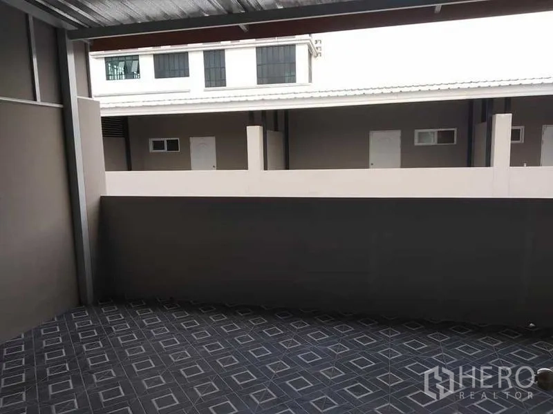 带办公室的家 出租在Prawet, Bangkok - 带顶铺砖露台，设私密矮墙，适合作为家务/储物区。