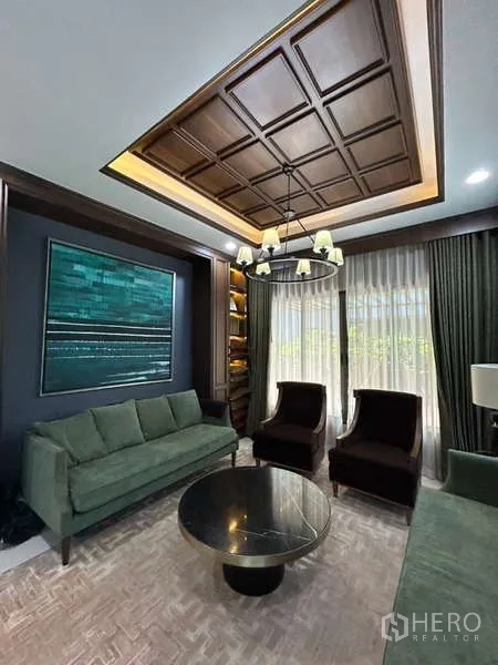 独立式住宅 出租在Bang Kapi, Bangkok - 起居区特写，木质格栅天花、沙发组合与茶几。