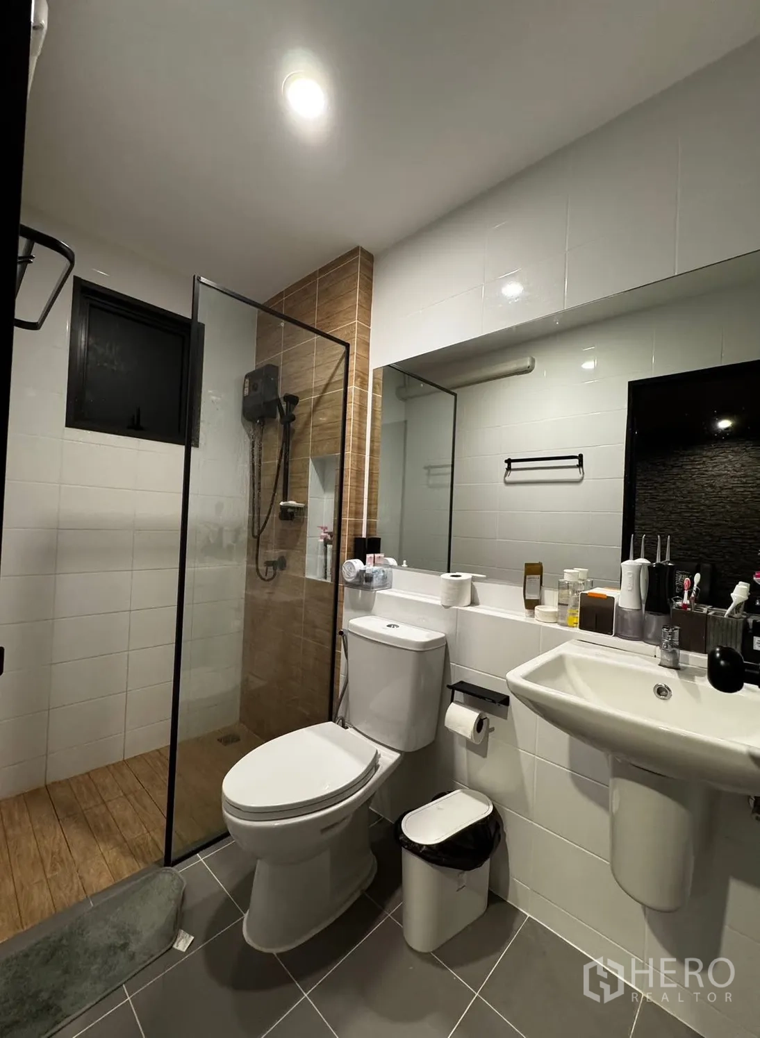 Townhouse for rent in Bang Phli, Samut Prakan - Modern bathroom with glass shower enclosure and white fixtures.