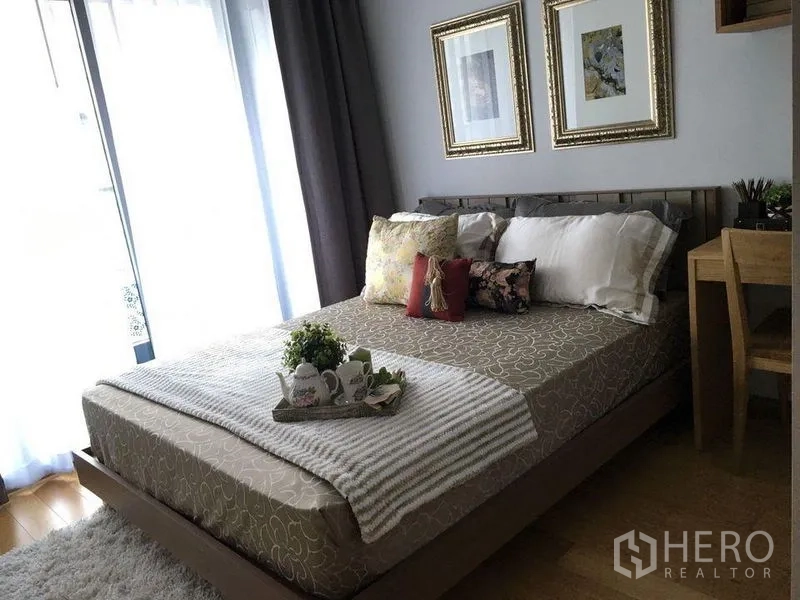 คอนโด ให้เช่าในWatthana, Bangkok - ห้องนอนมาสเตอร์เตียงควีน กรอบรูป โต๊ะทำงาน และหน้าต่างเต็มบานพร้อมผ้าม่าน