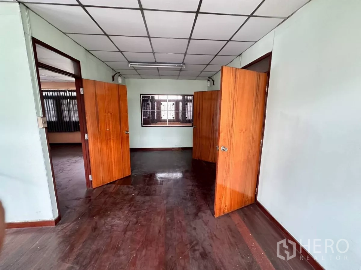 零售空间 出租在Khlong Toei, Bangkok - 二楼走道，多扇木门与抛光木地板