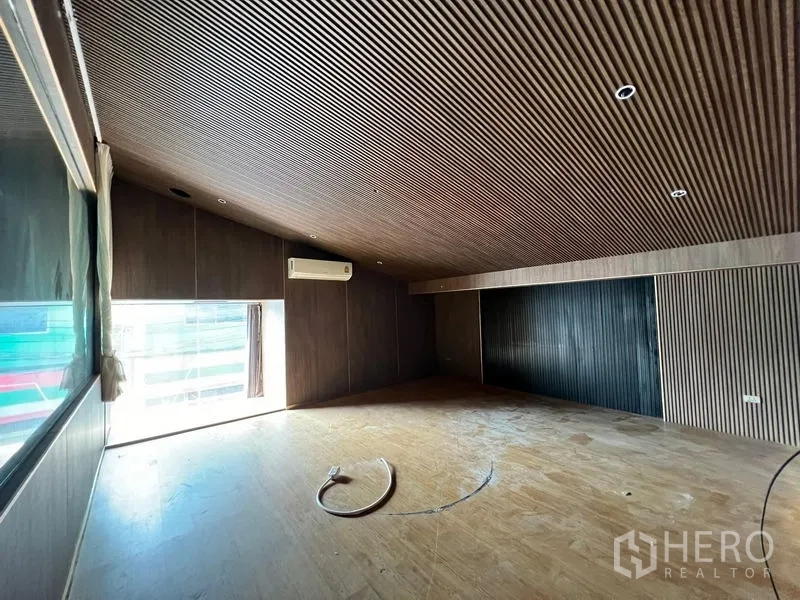 零售空间 出租在Din Daeng, Bangkok - 木饰面夹层房，斜顶、采光窗与壁挂式空调。