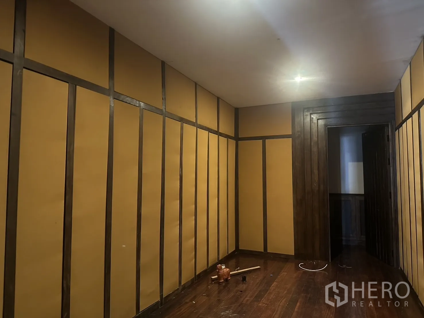 Detached House for rent - Narrow room with tan wall panels, wood trim and recessed lighting.