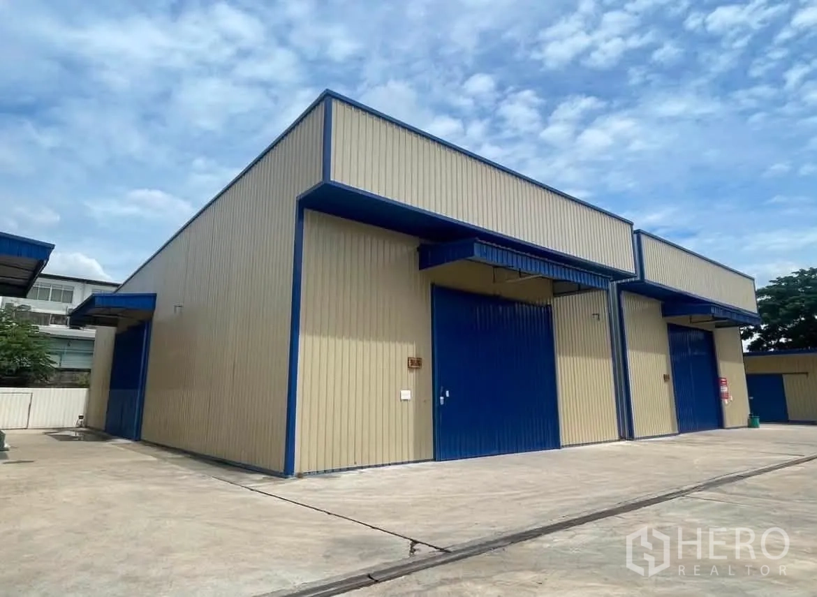 Warehouse for rent in Wang Thonglang, Bangkok - Open warehouse floor with a high ceiling and a small interior room at the rear.