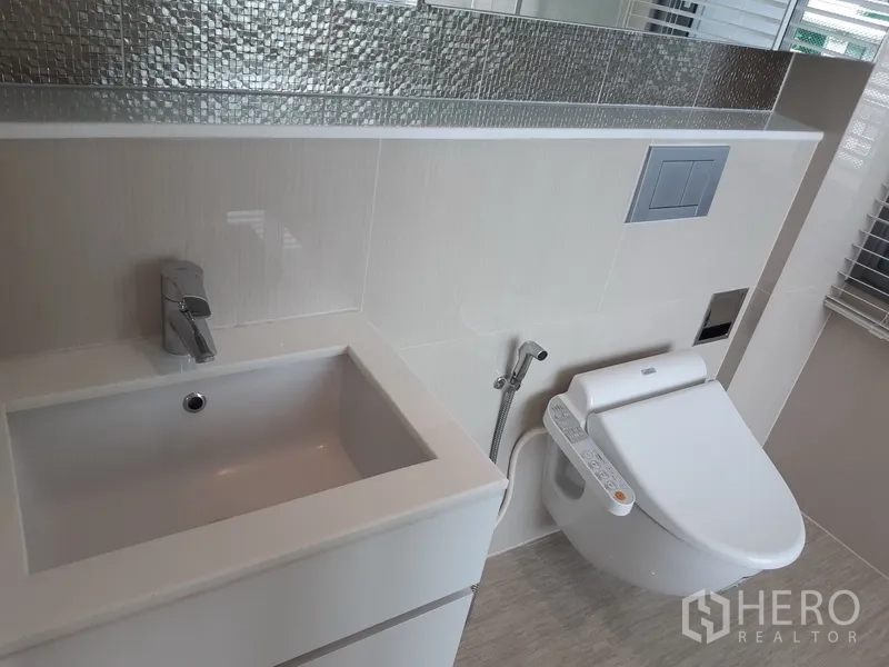 คอนโด ให้เช่าในWatthana, Bangkok - ห้องน้ำสมัยใหม่ อ่างล้างหน้าทรงสี่เหลี่ยมและชักโครกบิเดต์พร้อมแผงควบคุม