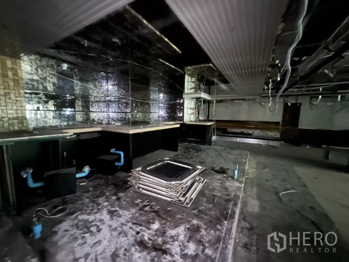 พื้นที่ขายปลีก ให้เช่าในKhlong Toei, Bangkok - โซนบาร์หรือเคาน์เตอร์บริการเดิม มีงานระบบและผนังกระจกเงา