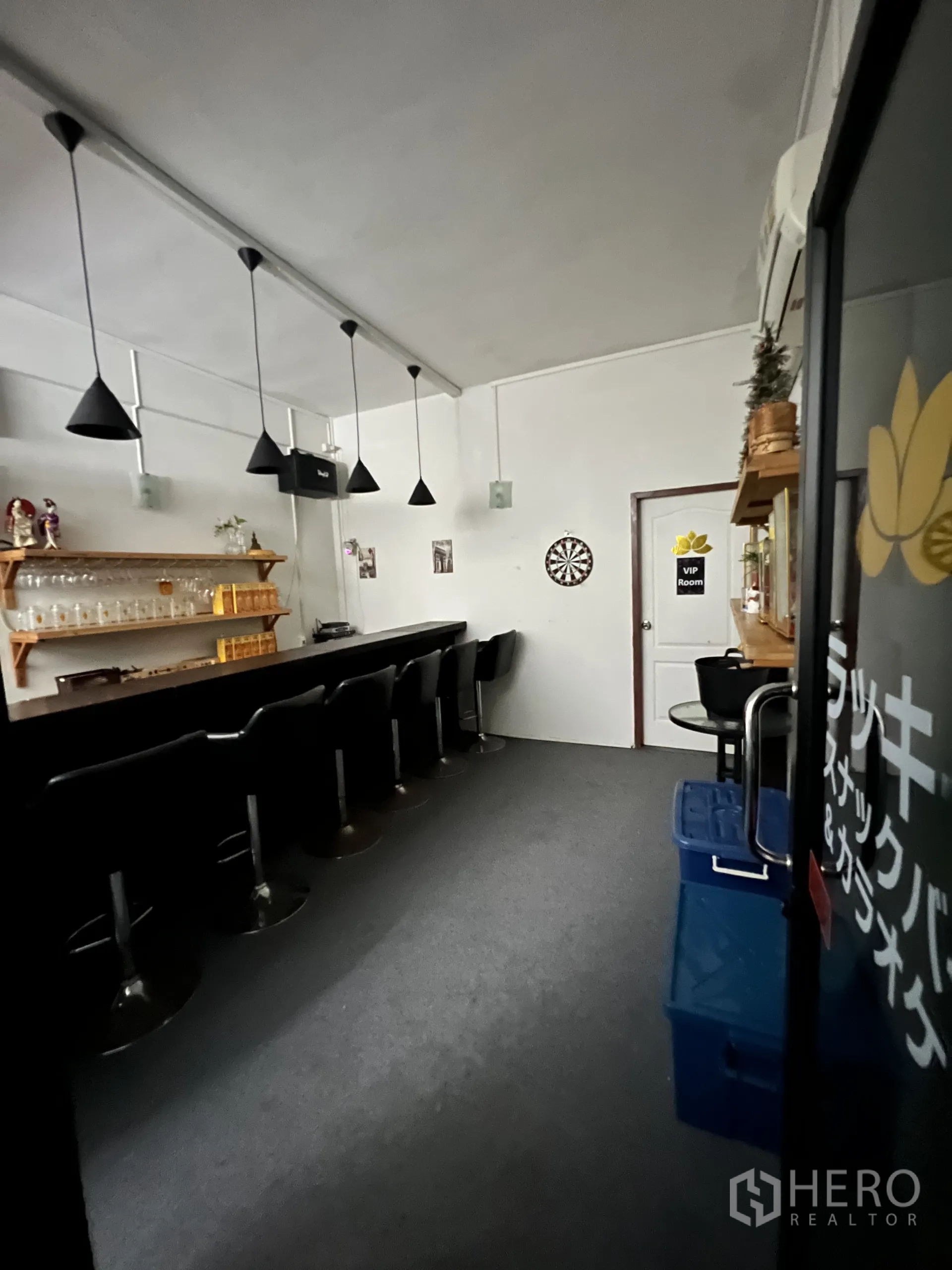 店屋 出租在Khlong Toei, Bangkok - 狭长休息区，吧台座位、墙面展示架与VIP房门。